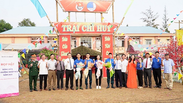 Lãnh đạo huyện Cẩm Mỹ gặp mặt Đảng viên nhập ngũ